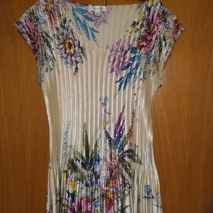Dress Barn accordian pleat ivory top with floral